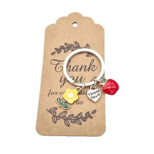 Porte-clés mignon avec pomme rouge, fleur et cœur Thank You sur carte de support