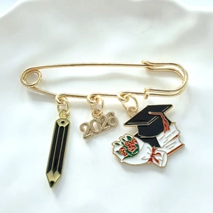 Gold-plated alloy 2026 graduation brooch with black pencil and doctoral cap charms