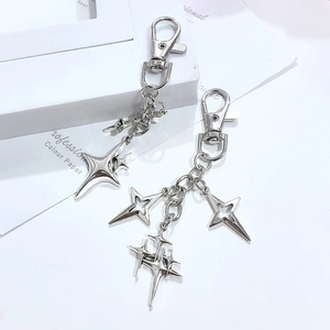 Détail de porte-clés étoile en argent avec des breloques étoiles pleines et creuses et mousqueton