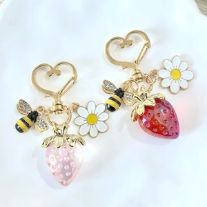 Porte-clés fraise et abeille avec marguerite et fermoir en cœur doré pour sacs