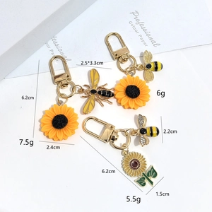 Vue détaillée de porte-clés tournesol et abeille avec cristaux et fermoir mousqueton