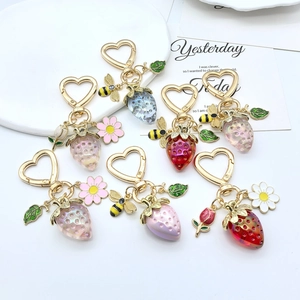 Porte-clés Fraise Abeille Marguerite Pour Femmes Filles Anneau Cœur Doré Pendentif Fruit Résine Accessoires De Sac Cadeau
