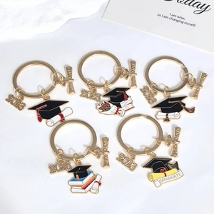 Porte-clés en Alliage Émaillé Saison des Diplômes 2026 Chapeau de Bachelier Livre Diplôme Porte-clés Souvenir Cadeau de Remise des Diplômes