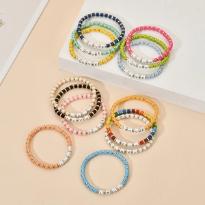 Buntes LOVE Perlenarmband-Set mit goldenen Abstandshaltern und Regenbogen-Emaille-Perlen