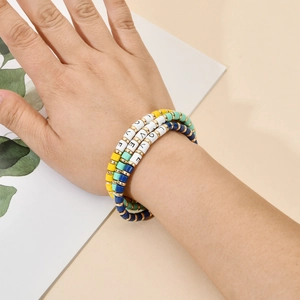 Dreiteiliges buntes LOVE Perlenarmband-Set in lebhaften Bonbonfarben mit Goldakzenten