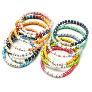 Buntes LOVE Emaille-Perlenarmband-Set mit Regenbogenperlen und goldenen Akzenten