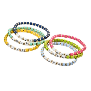 Sechser-Set bunte LOVE-Perlenarmbänder mit goldenen Abstandsperlen und Emaille-Zylindern