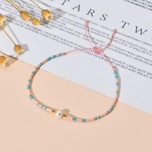 Pulsera ajustable Miyuki con perla central y cuentas de vidrio de colores