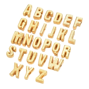 26er Set vergoldete Buchstabenperlen mit Hammerschlag-Textur für DIY-Schmuckherstellung