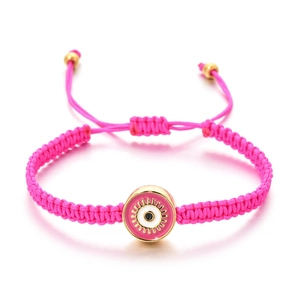 Détail du bracelet tressé rose Evil Eye avec breloque à bord doré et cordon ajustable