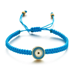 Détail du bracelet en cordon bleu ciel tissé main avec pendentif œil maléfique réglable