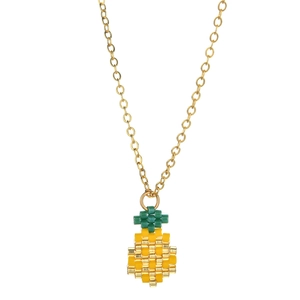 Detail der Perlen-Ananas-Anhänger an Goldkette mit bunten gewebten Perlen für Damen