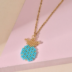 Boho-Halskette mit Perlen-Ananas-Anhänger in Hellblau und Gold an einer feinen Kette