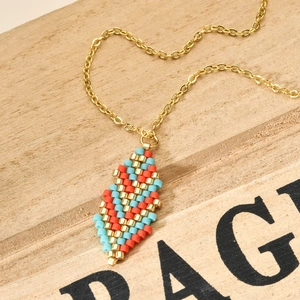 Böhmische Perlenkette mit orange-blauem geometrischem Anhänger an einer goldenen Kette
