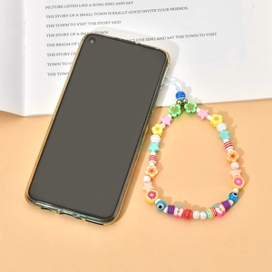 Bunte Y2K Perlen-Handykette mit Früchten, Blumen und bösem Blick an einem Smartphone