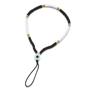 Detail der handgefertigten Evil Eye Handykette mit schwarz-weißen Heishi-Perlen