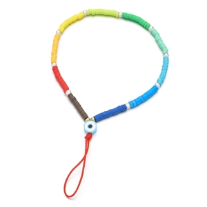 Nahaufnahme der Y2K Regenbogen-Handykette mit blauer Evil-Eye-Perle und roter Schlaufe