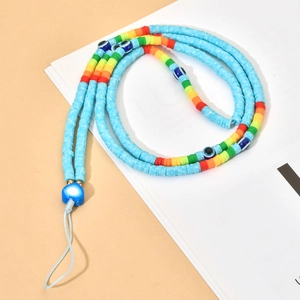 Detailansicht der bunten Y2K-Handykette mit blauem Herz und Perlen im bösen Blick Design