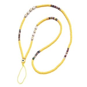 Detail der gelben Y2K-Handykette mit LOVE-Buchstaben und Evil-Eye-Perle aus Ton