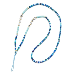 Detailaufnahme der blauen Y2K Handykette mit LOVE-Perlen und bösem Blick Element