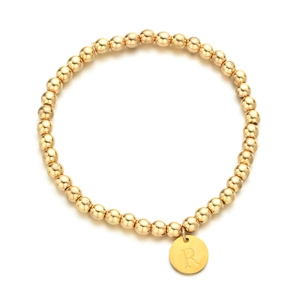 Gouden roestvrijstalen kralenarmband met een ronde hanger en gegraveerde letter R erop