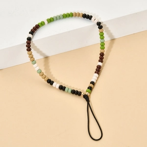 Cordino per cellulare boho con perline multicolori verdi e neutre su sfondo bianco pulito
