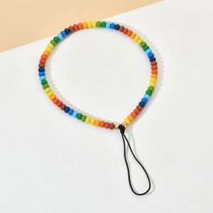 Dettaglio catena per cellulare con perline arcobaleno colorate e perla di metallo dorato