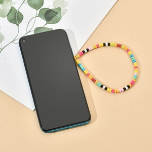 Cinturino per telefono bohémien con piccole perline colorate e accento dorato lucido