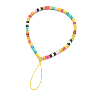 Dettaglio cinturino per cellulare con perline colorate, cordino giallo e perle dorate