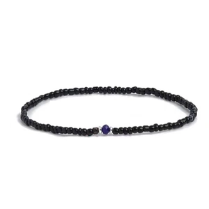 Pulsera de cuentas minimalista con cuentas negras y una pieza central azul facetada