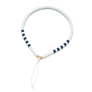 Dettaglio del cinturino da polso per cellulare con perline bianche blu e oro