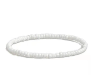 Primer plano de una pulsera de cuentas blancas hecha a mano con textura mate y redonda