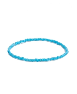 Vista macro de la pulsera minimalista de cuentas azul cielo con acabado pulido