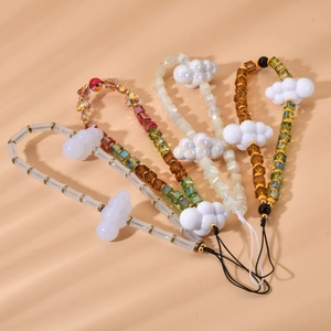 Vier bunte Handy-Lanyards mit 3D-Wolken-Anhängern und Acryl-Kristallperlen im Set