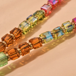 Regenbogen-Kristall-Handykette mit facettierten Perlen und goldenen Akzenten auf Rosa