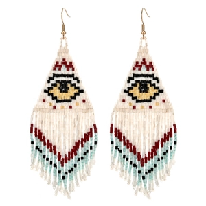 Détail de boucles d'oreilles bohèmes oeil maléfique avec franges en perles Miyuki