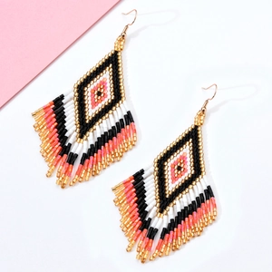 Handgefertigte Boho-Perlenohrringe in geometrischer Rautenform mit bunten Quasten und Goldhaken