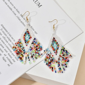 Handgefertigte Boho-Rautenohrringe aus Glasperlen mit bunten Quasten und Goldhaken