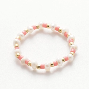 Dettaglio anello fatto a mano con perle d'acqua dolce, perline rosa e inserti dorati