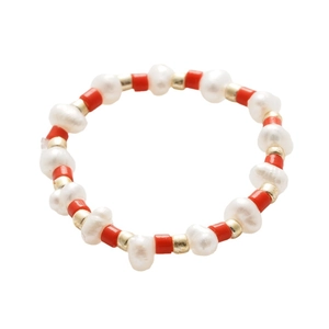 Anello con perle d'acqua dolce fatto a mano con perline rosse e dettagli dorati chic