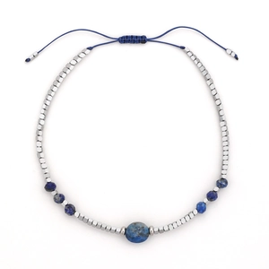 Detail van een bohemian handgemaakte kralenarmband met blauwe natuursteen en zilveren kralen