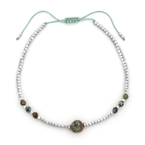 Detail van handgemaakte boho-armband met halfedelstenen en verstelbare schuifknoop