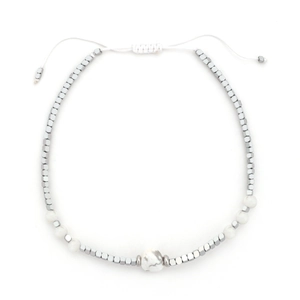 Detail van een bohemien handgemaakte kralenarmband met witte turquoise en zilver
