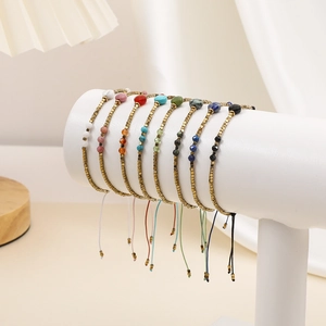 Detailweergave van 8 handgemaakte bohemien armbanden op een witte luxe sieradenstandaard