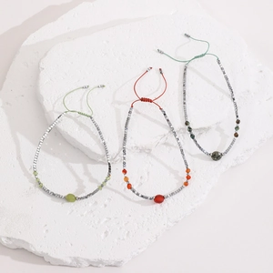 Detail van handgemaakte boho kralenarmbanden met halfedelstenen en een verstelbaar koord