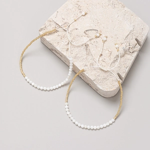 Set de pulseras bohemias con cuentas turquesas blancas y cordón tejido ajustable
