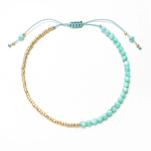 Detalle de pulsera bohemia con piedras minerales azul claro y cuentas doradas
