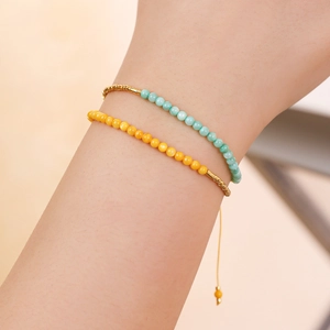 Primer plano de pulseras de cuentas bohemias apilables con cordón ajustable en la muñeca