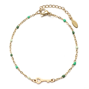 Detailaufnahme des goldenen Edelstahl-Armbands mit grünen Emaille-Perlen und Herzschlüssel