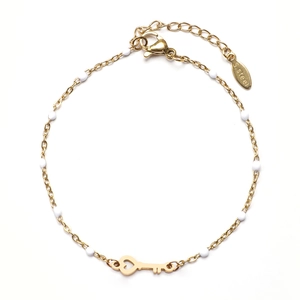 Detailansicht des goldenen Karabinerverschlusses und S.steel-Anhängers am Herzschlüssel-Armband